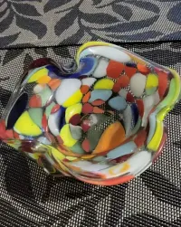 Popielnica PRL stylowa wielokolorowa — ujęcie 3
