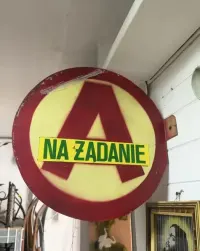Stary zabytkowy Metalowy znak przystanek na żądanie unikat — ujęcie 3