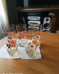 Wysokie szklanki z PRL u — ujęcie 2