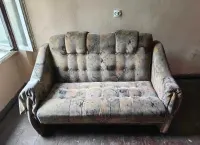 Rozkładana sofa vintage; idealna na działke, garazu czy inne miejsce. — ujęcie 3