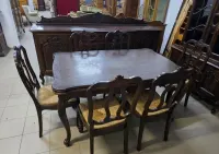 Elegancki zestaw mebli klasycznych – komoda + witryna + duży stół — ujęcie 5