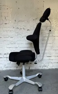 Ergonomiczne krzesło biurowe HAG Capisco 8107 z zagłówkiem — ujęcie 3