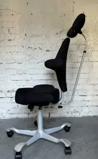 Ergonomiczne krzesło biurowe HAG Capisco 8107 z zagłówkiem — ujęcie 3
