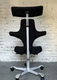 Ergonomiczne krzesło biurowe HAG Capisco 8107 z zagłówkiem — ujęcie 4