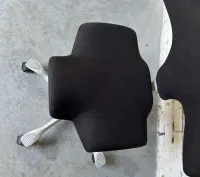 Ergonomiczne krzesło biurowe HAG Capisco 8107 z zagłówkiem — ujęcie 5