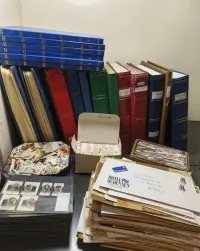 34.Pełny karton przeprowadzkowy filatelistyki 19 albumów/ klaserów 25kg — ujęcie 2