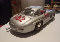 Mercedes-Benz 300 SL - srebrny #452, złom modelarski Bburago 1:18 1/18 — ujęcie 2