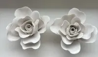 Porcelanowe białe róże — ujęcie 3