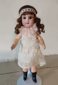 antyczna porcelanowa lalka SFBJ kolekcjonerska — ujęcie 2