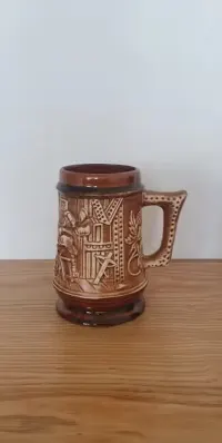 Ceramiczny kufel do piwa wygląd drewna Boleslawiec — ujęcie 3