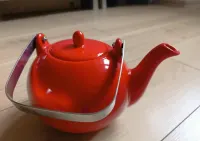 Czerwony imbryk na herbatę vintage — ujęcie 3