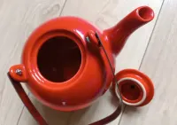Czerwony imbryk na herbatę vintage — ujęcie 4
