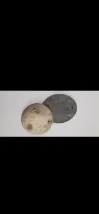 Emblematy metalowe — ujęcie 3
