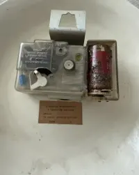 Fajansowy zegar ścienny PRL Metron – ręcznie malowany kobalt vintage — ujęcie 4