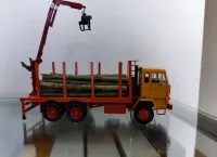 Kultowe ciężarówki Jelcz 640 z HDS do transportu drewna — ujęcie 3