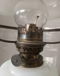Lampa naftowa Kosmos Brenner z obudową szklaną — ujęcie 3