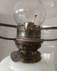 Lampa naftowa Kosmos Brenner z obudową szklaną — ujęcie 3