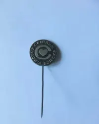 Metalowa wpinka, odznaka Centrum Zdrowia Dziecka — ujęcie 2