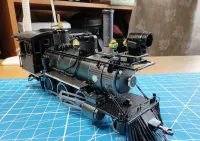 Metalowy model Lokomotywa Mogul 2-6-0 z Piececool 17cm 282 elementy złożony + gablota — ujęcie 2