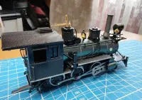 Metalowy model Lokomotywa Mogul 2-6-0 z Piececool 17cm 282 elementy złożony + gablota — ujęcie 4