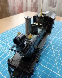 Metalowy model Lokomotywa Mogul 2-6-0 z Piececool 17cm 282 elementy złożony + gablota — ujęcie 5