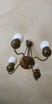Mosiężny żyrandol PRL — ujęcie 2