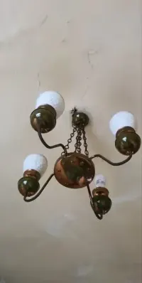 Mosiężny żyrandol PRL — ujęcie 2