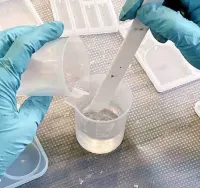 Odlewnicza zywica epoksydowa do grubych odlewów bezbarwna 1kg — ujęcie 2