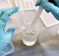Odlewnicza zywica epoksydowa do grubych odlewów bezbarwna 1kg — ujęcie 2