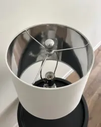 Lampa stołowa biała . — ujęcie 2