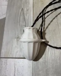 Stara lampa wisząca z przeciwwagą porcelanową żarówka E27 — ujęcie 5