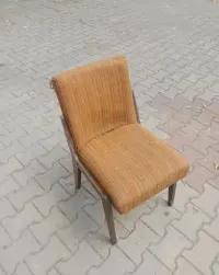 Stare krzesla AGA PRL do renowacji — ujęcie 2