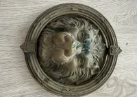 Stary mosiężny kołatacz do drzwi LEW vintage 22x22 cm — ujęcie 4