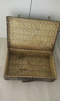 walizka vintage stara rekwizyt — ujęcie 2