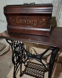 Zabytkowa maszyna do szycia Gritzner — ujęcie 2