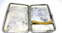 Zabytkowa srebrna papierośnica ze złotym monogramem — ujęcie 4
