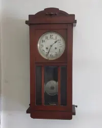 Zegar wiszacy Junghans — ujęcie 2