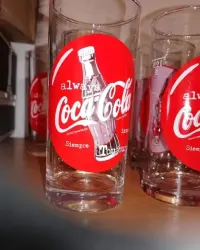 Zestaw 10 kolekcjonerskich szklanek coś cola — ujęcie 2