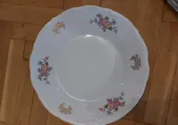 Zestaw porcelanowych talerzy — ujęcie 4