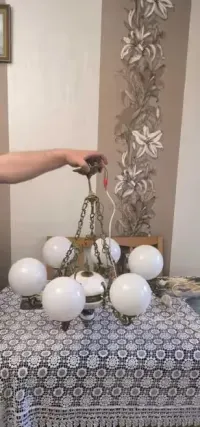 Żyrandol mosiężny — ujęcie 3