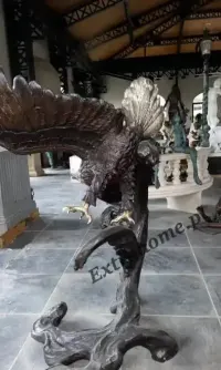Orzeł z brązu w locie - atak. h180cm — ujęcie 3