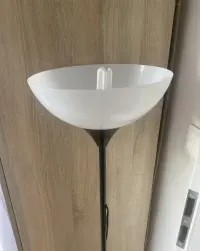 Czarna lampa stojąca — ujęcie 5