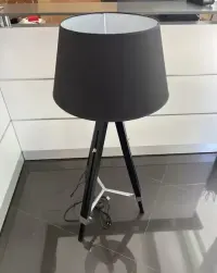 Lampa podłogowa stojąca trójnóg czarna — ujęcie 4