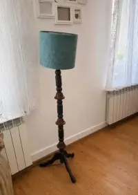 Lampa podłogowa z zielonym kloszem — ujęcie 2