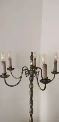 Lampa stojąca mosiężna — ujęcie 5