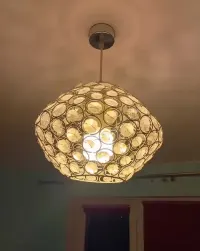 Lampa wisząca z kryształkami — ujęcie 2