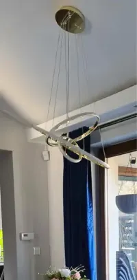 Lampa wisząca złote okręgi — ujęcie 3