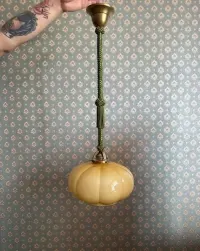 Stara lampa wisząca zwis kremowa przedwojenna art deco mosiężna kuchenna antyk zabytkowa retro elegancka — ujęcie 3