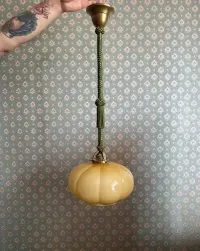 Stara lampa wisząca zwis kremowa przedwojenna art deco mosiężna kuchenna antyk zabytkowa retro elegancka — ujęcie 3