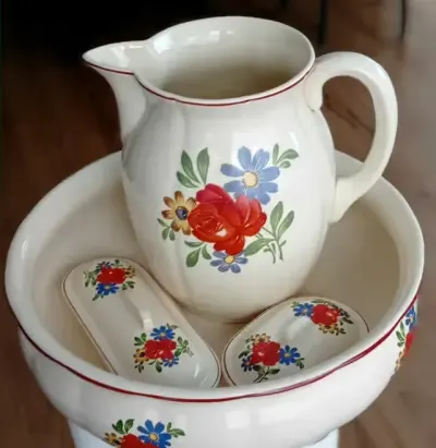 Ceramiczny komplet łazienkowy z dekoracja kwiatową — praca Andrzej, Bielsko-Biala